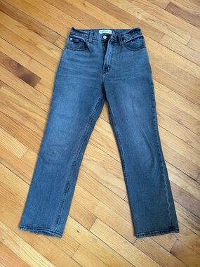 Abercrombie & Fitch Womens Straight Jeans in Washed Charcoal